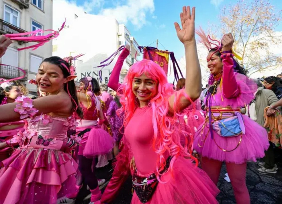 Colombina Clandestina é um bloco de carnaval organizado por migrantes brasileiros， em Lisboa — Foto: GETTY IMAGES