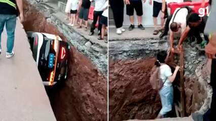 Veículo autônomo cai em buraco em rua na China， e passageira é resgatada com escada