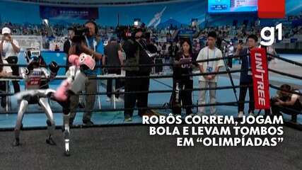 Robôs correm, jogam bola e levam tombos em “Olimpíadas” Robôs correm, jogam bola e levam tombos em “Olimpíadas”