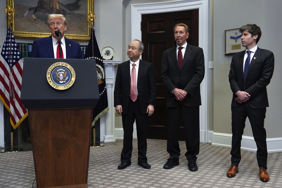 Donald Trump anunciou o plano de infraestrutura para inteligência artificial nos EUA. Ao lado dele estão Masayoshi Son， CEO do SoftBank， Larry Ellison， cofundador da Oracle， e Sam Altman， da OpenAI — Foto: AP/Julia Nikhinson