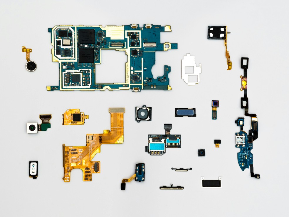 Smartphone desmontado. O processador está na maior peça， que é a placa principal do celular. — Foto: Dan Cristian Pădureț/Pexels