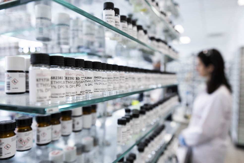 Cerca de 500 perfumistas trabalham na indústria em todo o mundo — Foto: MICHAEL MATTHEY / AFP