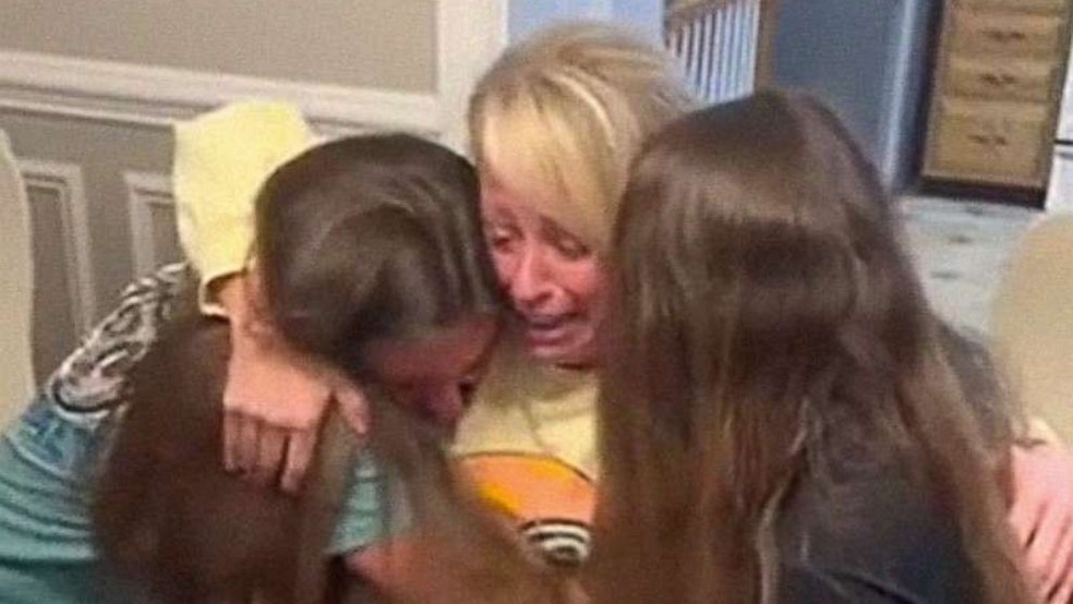 Becky Ruvolo abraça as enteadas， Gabriella e Julianna， após pedido para adotá-las oficialmente — Foto: Reprodução/TikTok