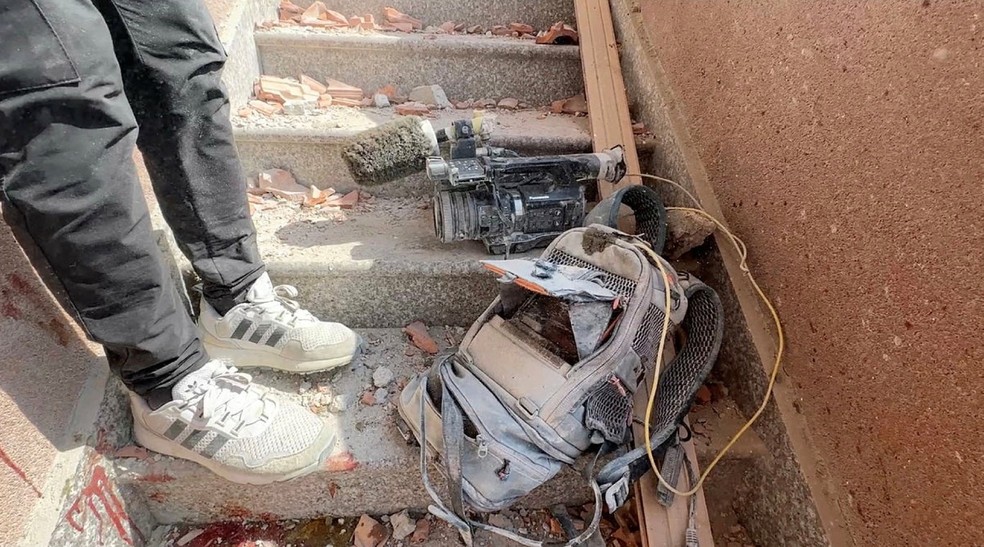Palestinos encontram equipamentos de filmagem em local de ataque israelense no Hospital Nasser， no sul da Faixa de Gaza， em 25 de agosto de 2025. — Foto: REUTERS/Hatem Khaled
