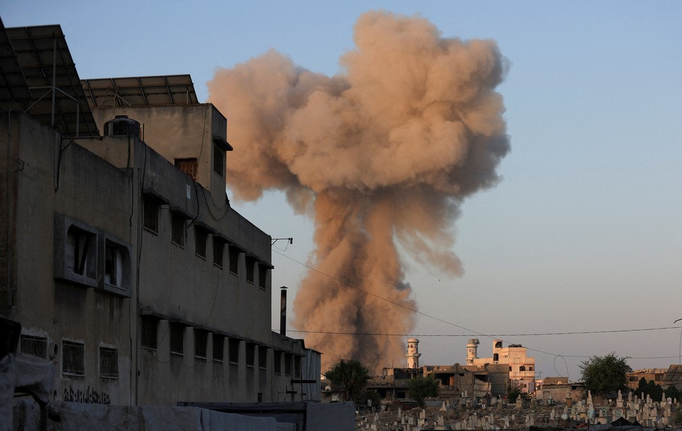 Fumaça é vista após uma explosão durante uma operação israelense， na Cidade de Gaza nesta segunda (25) — Foto: REUTERS/Dawoud Abu Alkas