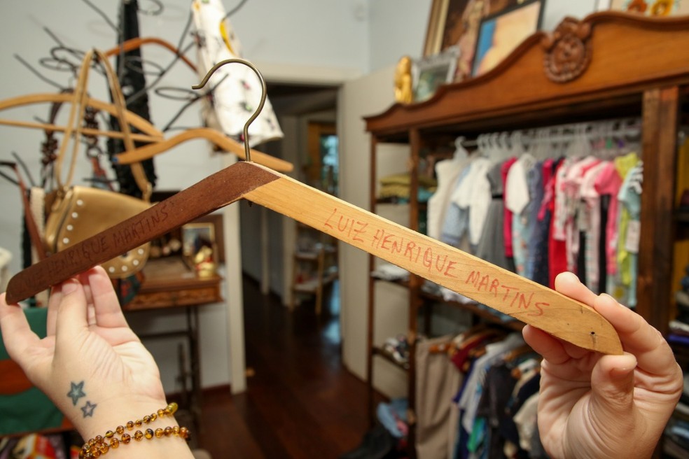 Graziela contou que outros cabides comprados por ela também vieram com nomes escritos， mas sem "cartas" — Foto: Giuliano Gomes/PR PRESS