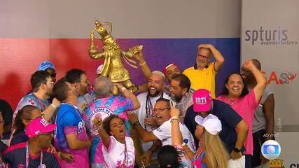 Equipe da Rosas de Ouro ergue o troféu de campeã do Carnaval 2025 em SP
