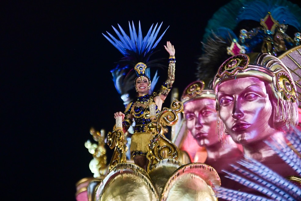 Atriz Julia Foti desfila pelo Rosas de Ouro em São Paulo — Foto: Leo Franco e Natália Rampinelli/AgNews
