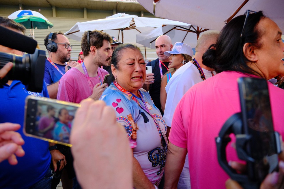 Presidente da Rosas de Ouro chora ao saber que é campeã do carnaval de 2025， oitavo título da escola da Brasilândia， na Zona Norte. — Foto: Luiz Franco/g1