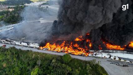 Imagens aéreas mostram incêndio que atinge fábrica de veículos em Manaus