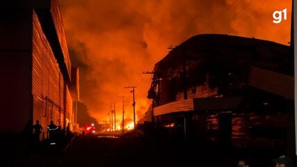 Incêndio que atinge fábrica em Manaus segue durante madrugada