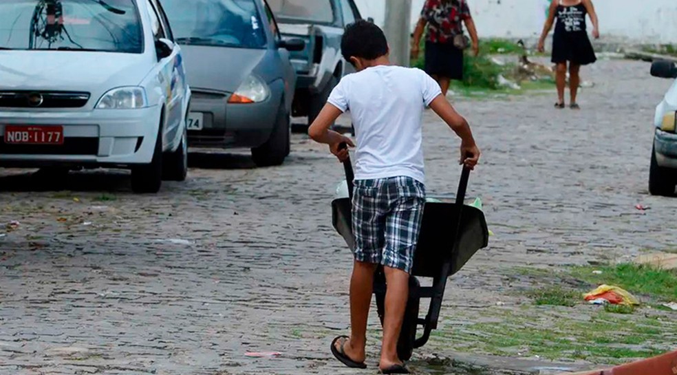 Criança trabalhando， em foto de arquivo — Foto: Valter Campanato/Agência Brasil