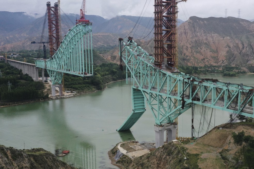 Desabamento de ponte na província de Qinghai， na China — Foto: Li Zhanyi/Xinhua via AP