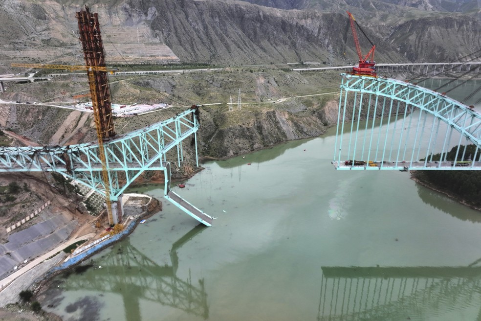 Desabamento de ponte na província de Qinghai， na China — Foto: Li Zhanyi/Xinhua via AP