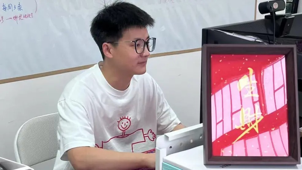 Feiyu， o proprietário da Pretend to Work diz que está vendendo "dignidade" para as pessoas. — Foto: BBC