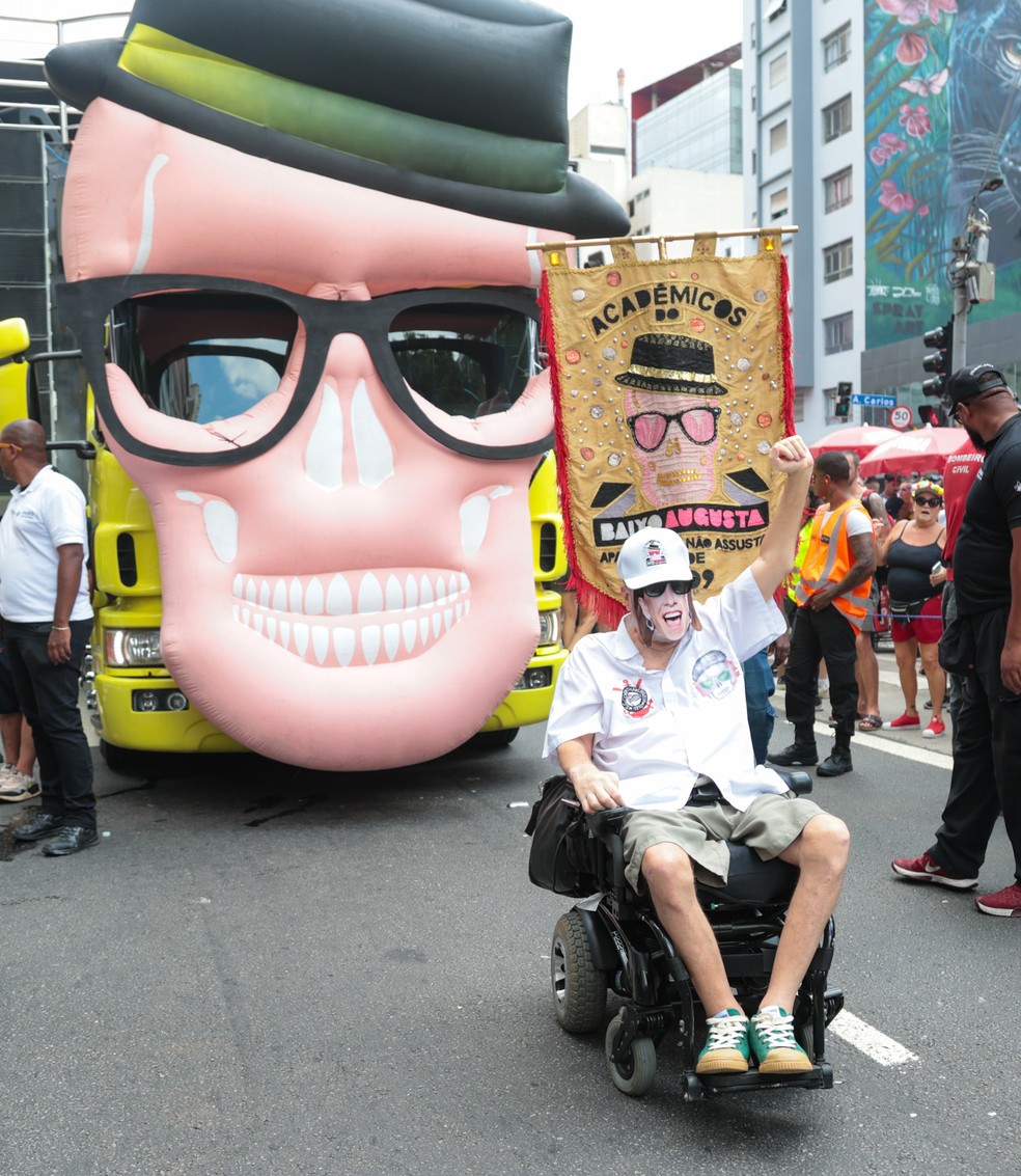 Marcelo Rubens Paiva durante desfile do bloco Baixo Augusta neste domingo (23) — Foto: Tomzé Fonseca/ Agnews
