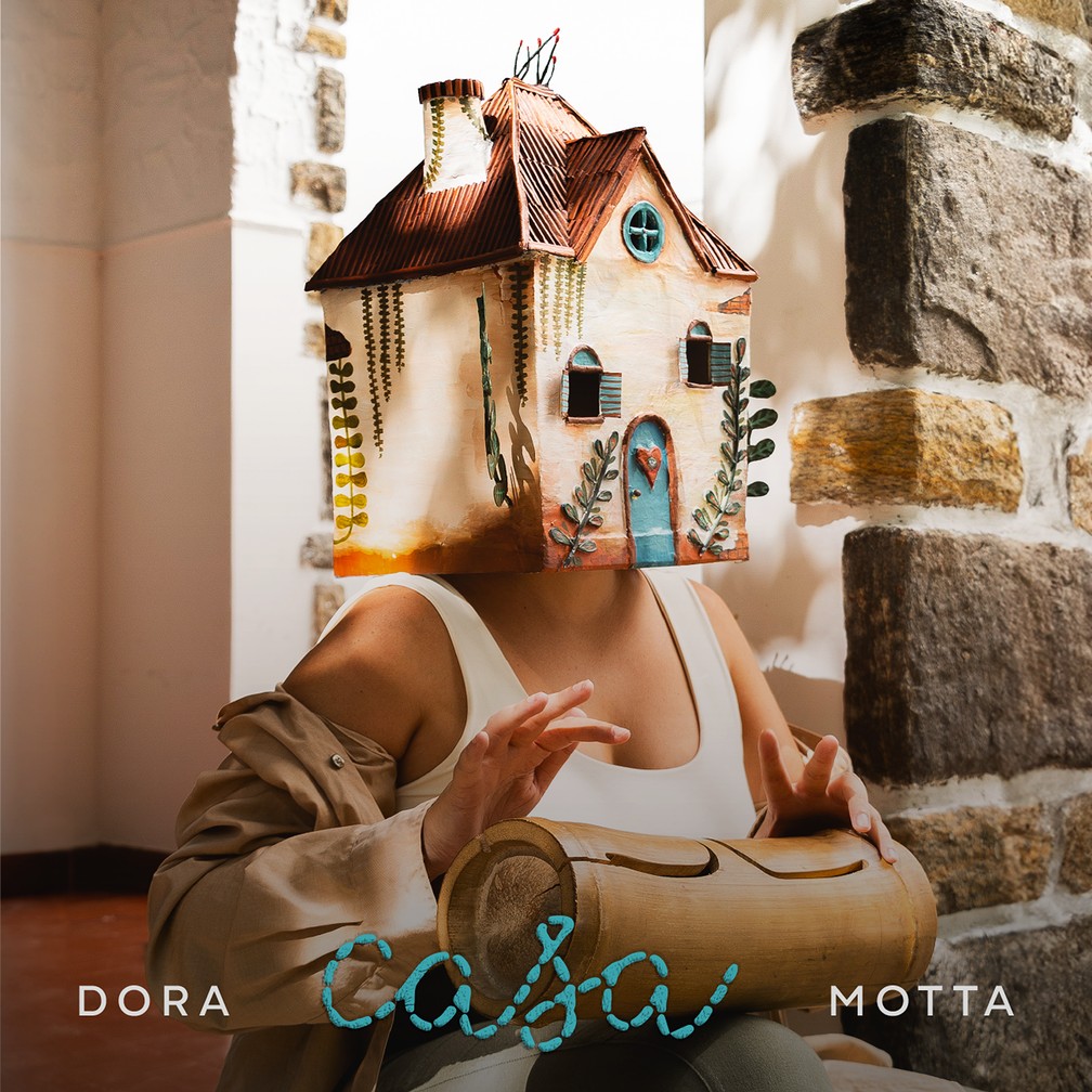 Capa do EP ‘Casa’， de Dora Motta — Foto: Marcella Saraceni com design de Iramaya Rocha