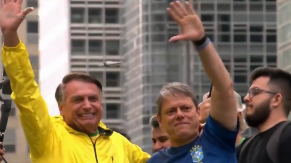 O ex-presidente Jair Bolsonaro e o governador de São Paulo， Tarcísio de Freitas， em ato pró-anistia aos envolvidos no 8 de janeiro， na Avenida Paulista， no dia 6 de abril de 2025 — Foto: TV Globo/Reprodução