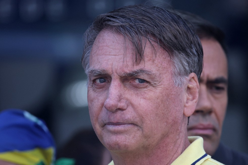 Imagem de arquivo mostra o ex-presidete Jair Bolsonaro após deixar hospital em Brasília  — Foto: Reuters/Adriano Machado